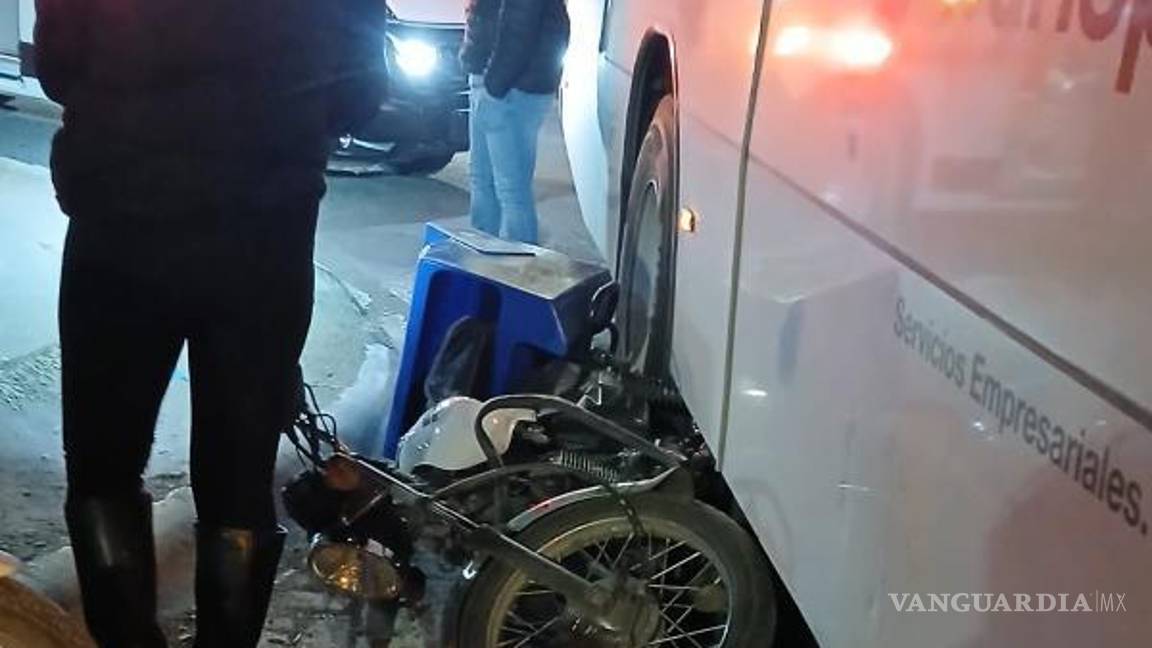 $!Elementos de Tránsito Municipal acudieron al lugar para atender el percance y mediar un acuerdo entre los conductores.