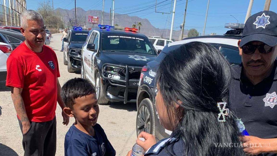 $!Oficiales conviven con habitantes de una colonia, como parte de las acciones de proximidad social implementadas por la Comisaría de Seguridad y Protección Ciudadana.