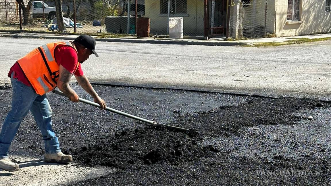 Intensifican en Sabinas acciones de bacheo