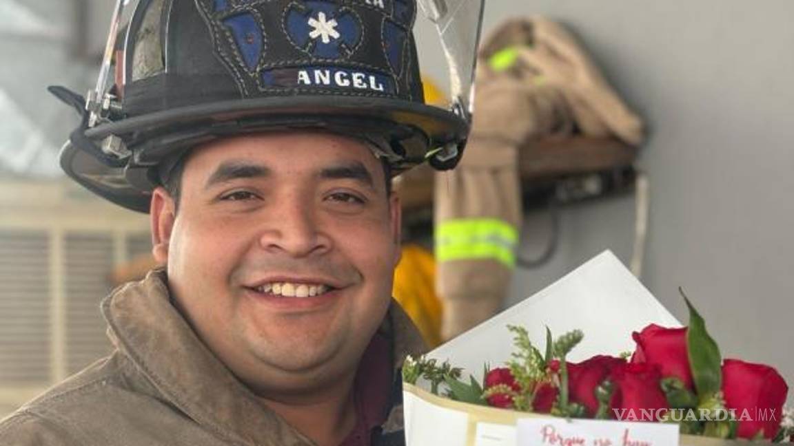 $!Con un anillo, un ramo de rosas y mucha entereza, el bombero dio el gran paso.