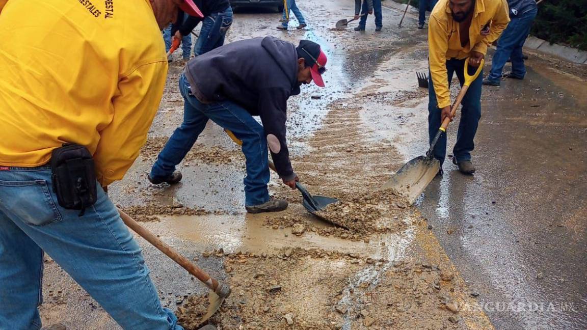 $!Caminos dañados y con lodo son atendidos por brigadistas.
