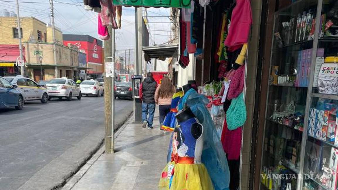 $!Algunos comerciantes de ropa que colocan maniquíes en la entrada de su negocio sobre la banqueta, aseguraron que, aunque alguna vez les advirtieron sobre que esto es prohibido, ellos siguen teniendo la indicación de colocar ahí mercancía.
