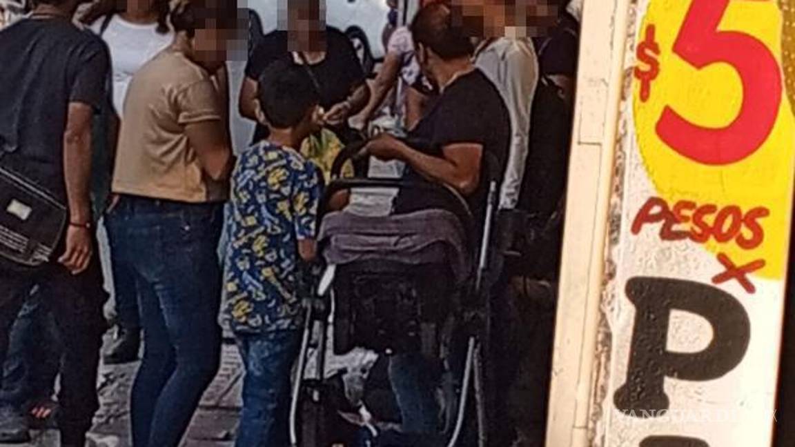 $!La multitud en la calle dificultó que el menor viera la tapa defectuosa, donde sufrió la lesión.