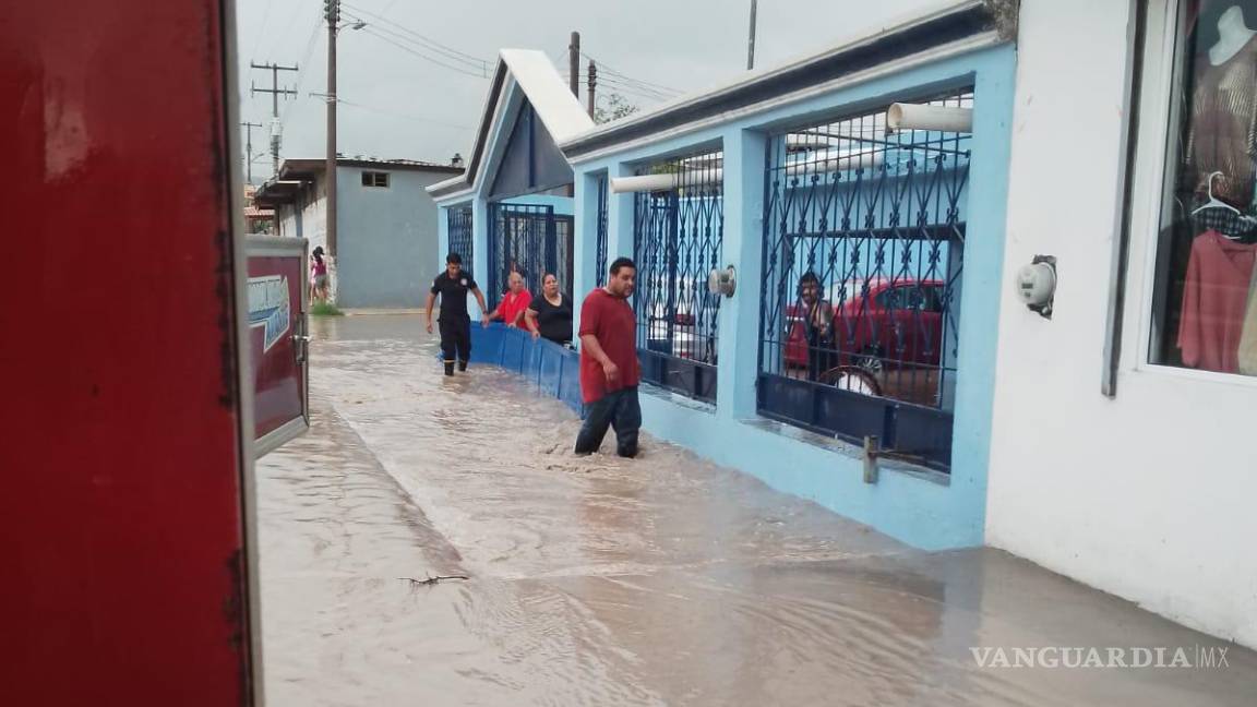 Tormenta inunda calles de Monclova; deja casas inundadas y automóviles varados