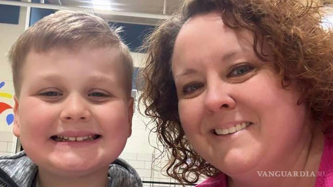 $!sta imagen proporcionada por Holly LaFavers muestra a Holly LaFavers posando para una foto con su hijo Liam, de 8 años en Lexington, Kentucky.