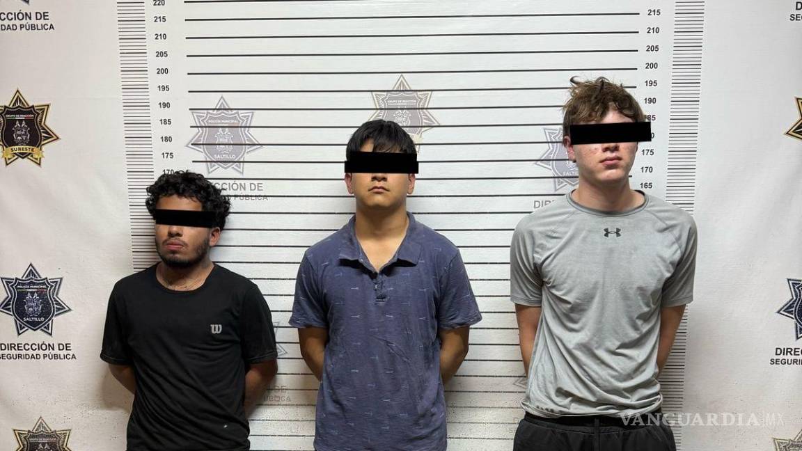 $!(VIDEO) Tras persecución, detienen a tres por detonación de petardos en Saltillo