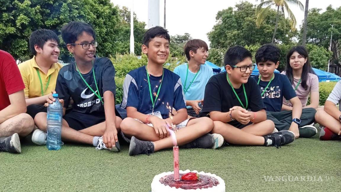 $!Axel Salazar (centro) destacó la importancia de la convivencia y el aprendizaje compartido con otros participantes en la Olimpiada.