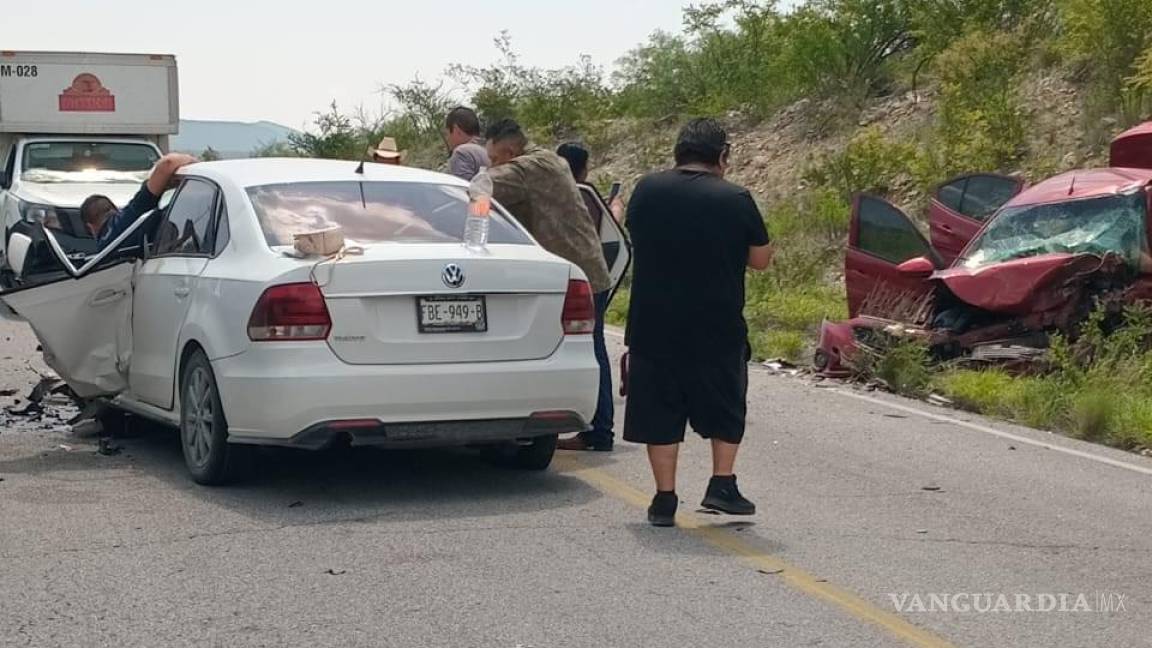 Por choque frontal en carretera Monclova-Candela mueren padre e hija, hay 8 lesionados