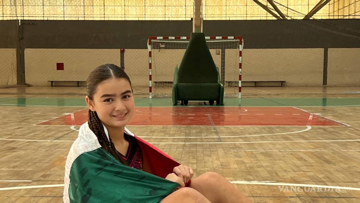 $!La saltillense posa orgullosa con la bandera de México.