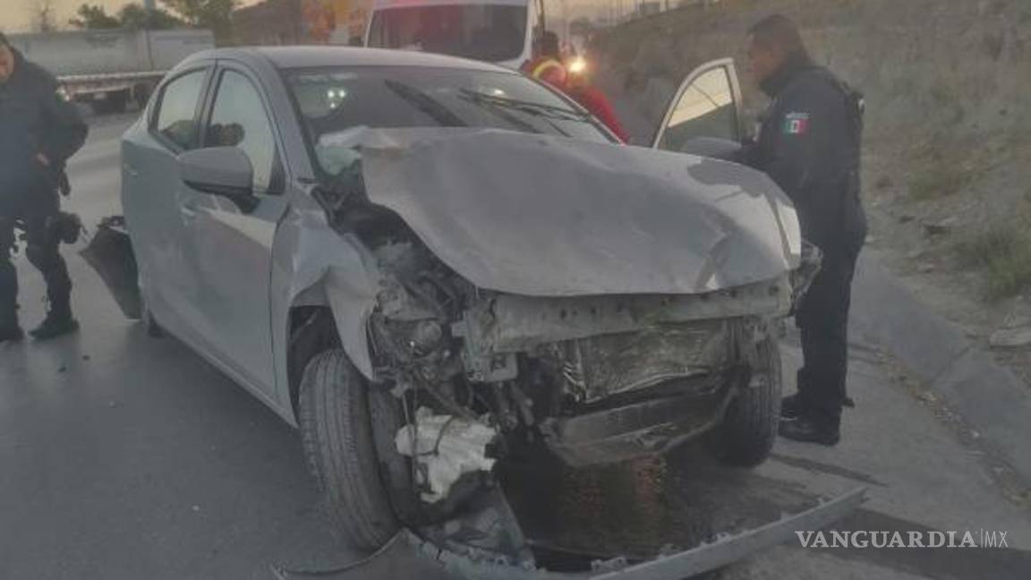 $!Paramédicos de Protección Civil auxiliaron a la conductora, quien fue trasladada al Hospital Muguerza.