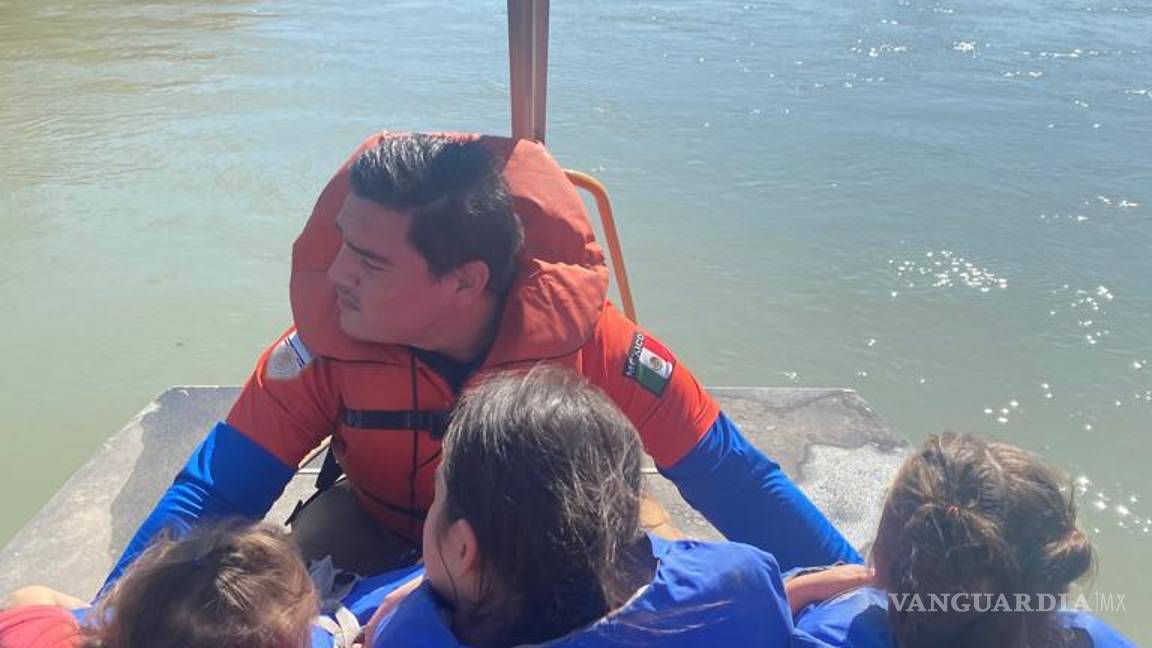 $!En tierra firme, de lado mexicano, eran esperadas por personal del INM y de la GN, donde una de ellas informó que eran hermanas originarias de El Salvador y tenían 9, 6 y 1 año 6 meses de edad.