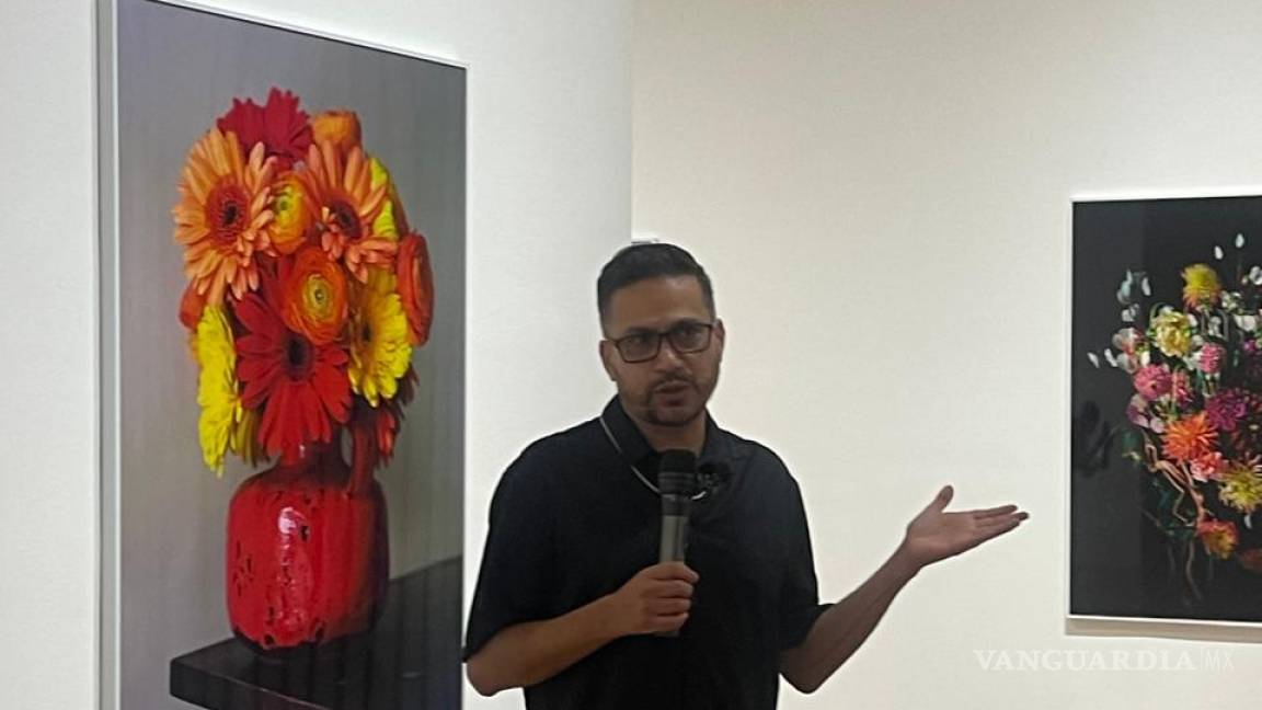 Exhibe MARCO muestra de fotografías de arreglos florales impregnados de fluidos corporales