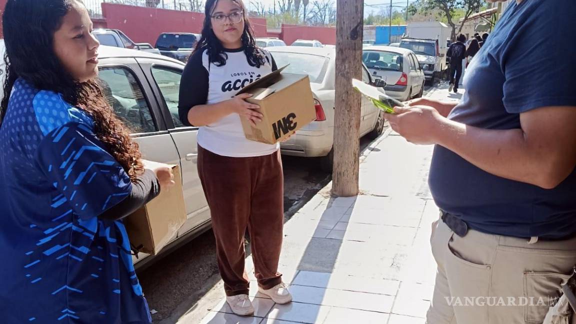 $!Los universitarios distribuyeron información para dar a conocer los servicios que se ofrecen en el Centro Comunitario.