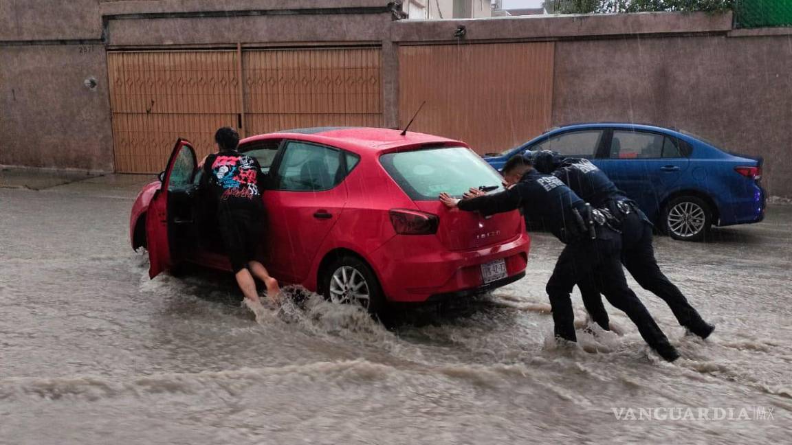 $!Varios vehículos quedaron varados en calles inundadas de Saltillo tras las intensas lluvias que afectaron la ciudad.