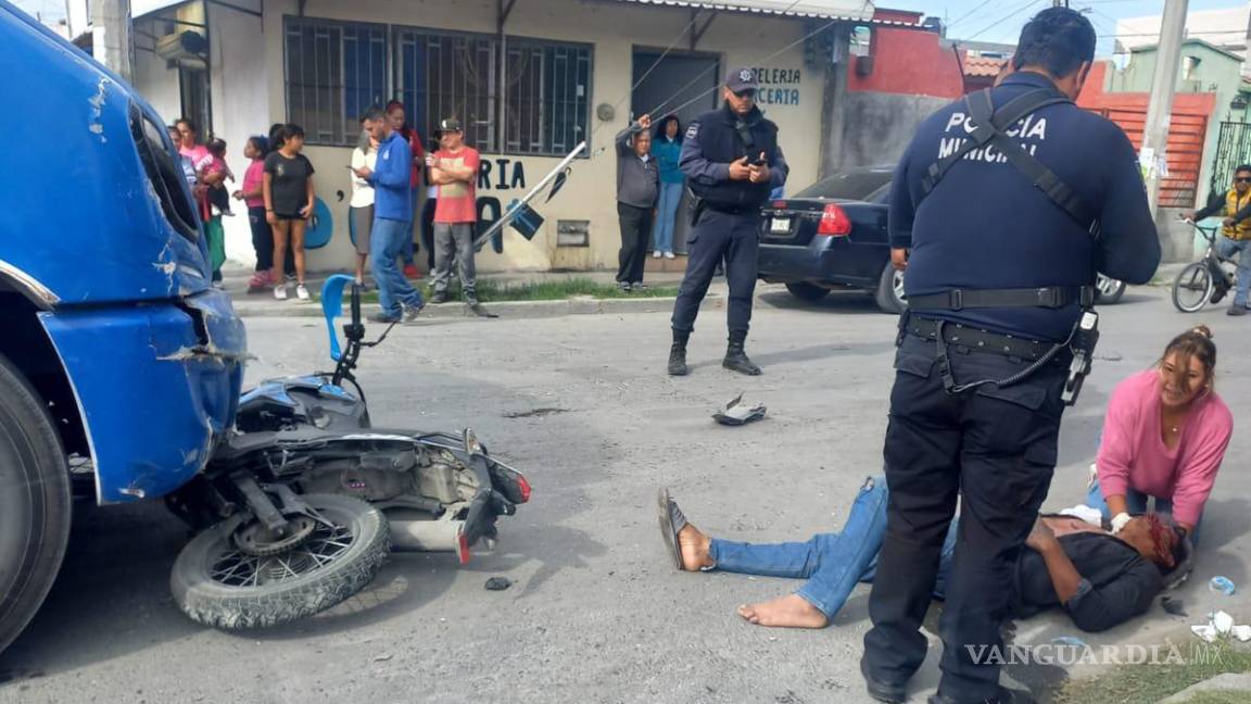 $!El accidentado fue ayudado por una joven (vestimenta rosa), propietaria del negocio frente al cual sucedieron los hechos.