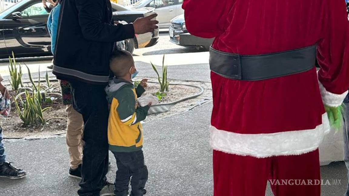 Agentes ministeriales de Nuevo León se disfrazan de Santa Claus y el Grinch