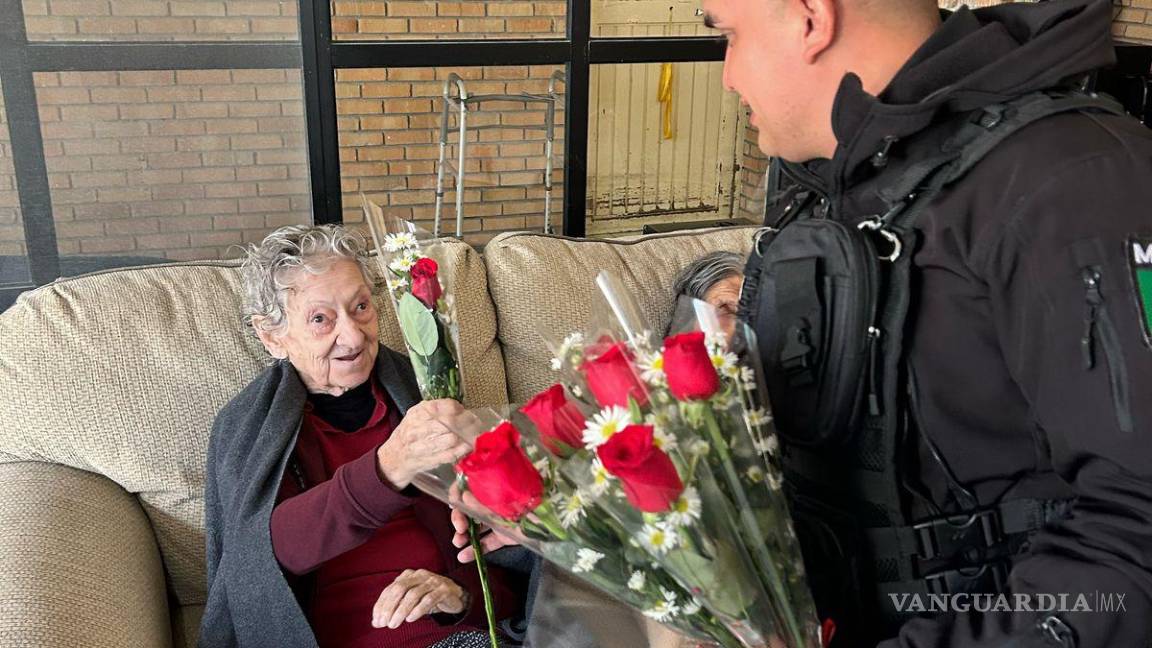 Reparte Policía de Saltillo chocolates, flores y dulces, en el Día del Amor