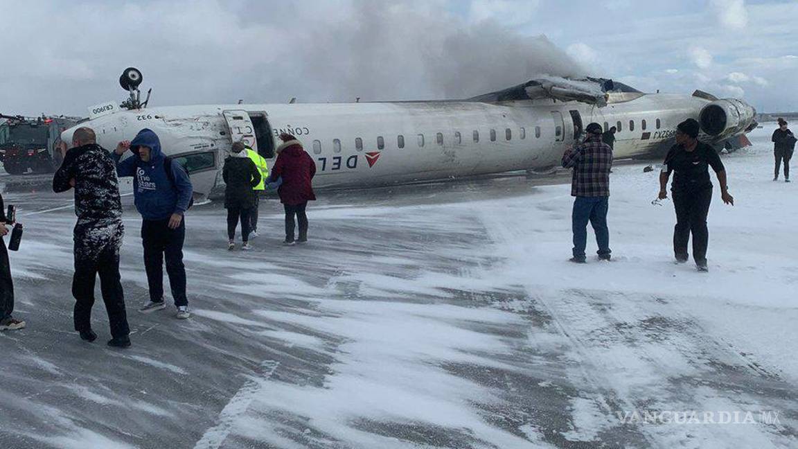 Vuelca avión de Delta Airlines al aterrizar en Toronto, Canadá