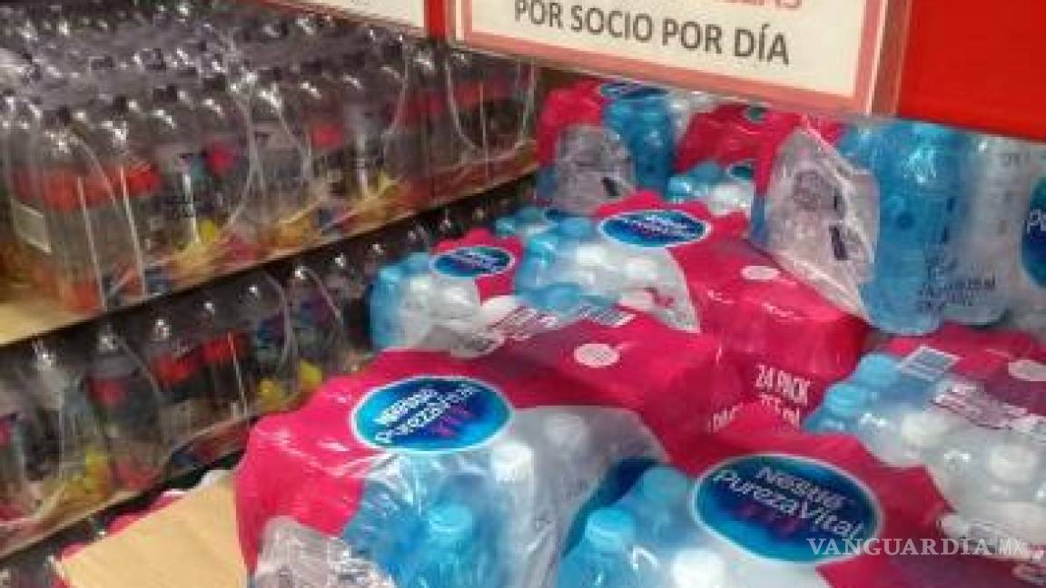 Restringen venta de agua en Saltillo por compras masivas de regios; ponen freno en centros comerciales