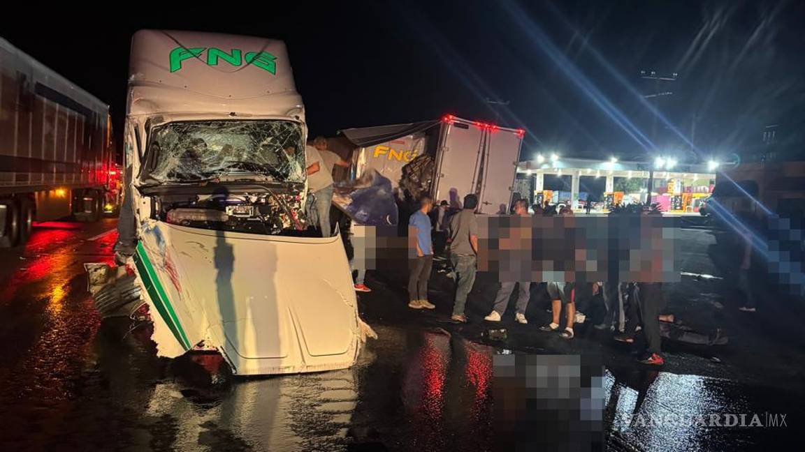 $!El accidente provocó largas filas de vehículos mientras se realizaban las maniobras de retiro.