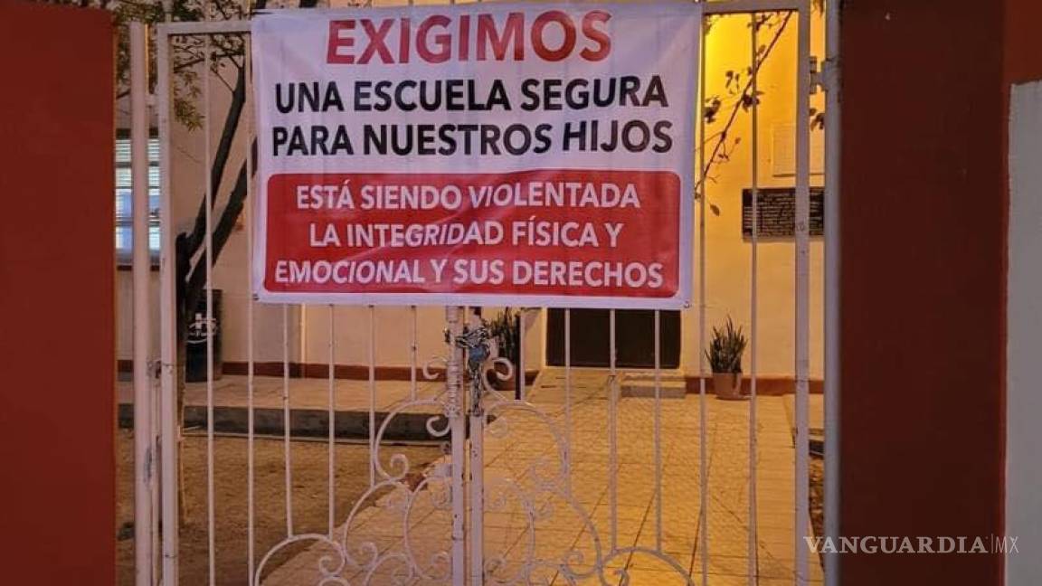 Sabinas: toman padres de familia escuela primaria por presuntos incidentes entre compañeros