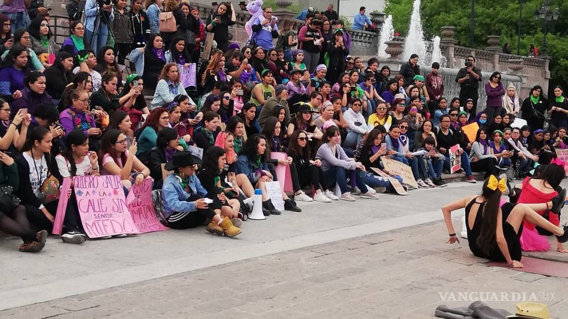 $!Mujeres 'pintan' de morado la Macroplaza de Monterrey