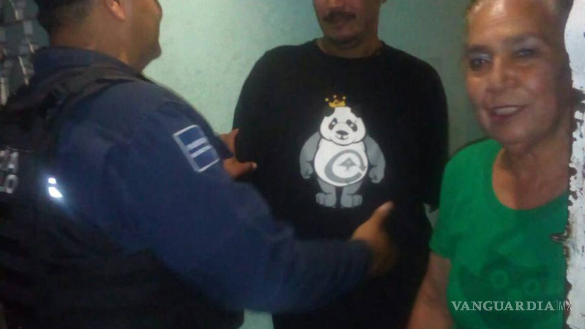 $!Policías de Saltillo dan apoyo a joven enfermo de Parkinson y le donan una silla de ruedas