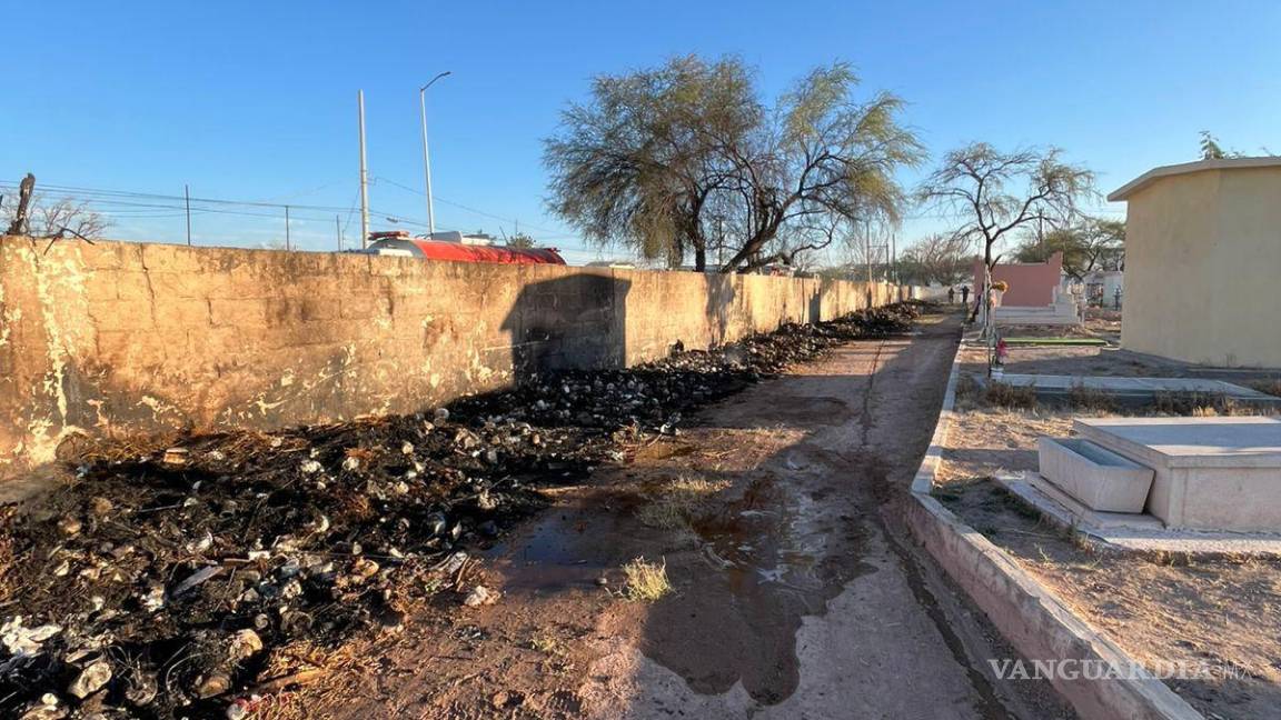$!La movilización de elementos de emergencia evitó que las llamas se propagaran al interior del panteón.