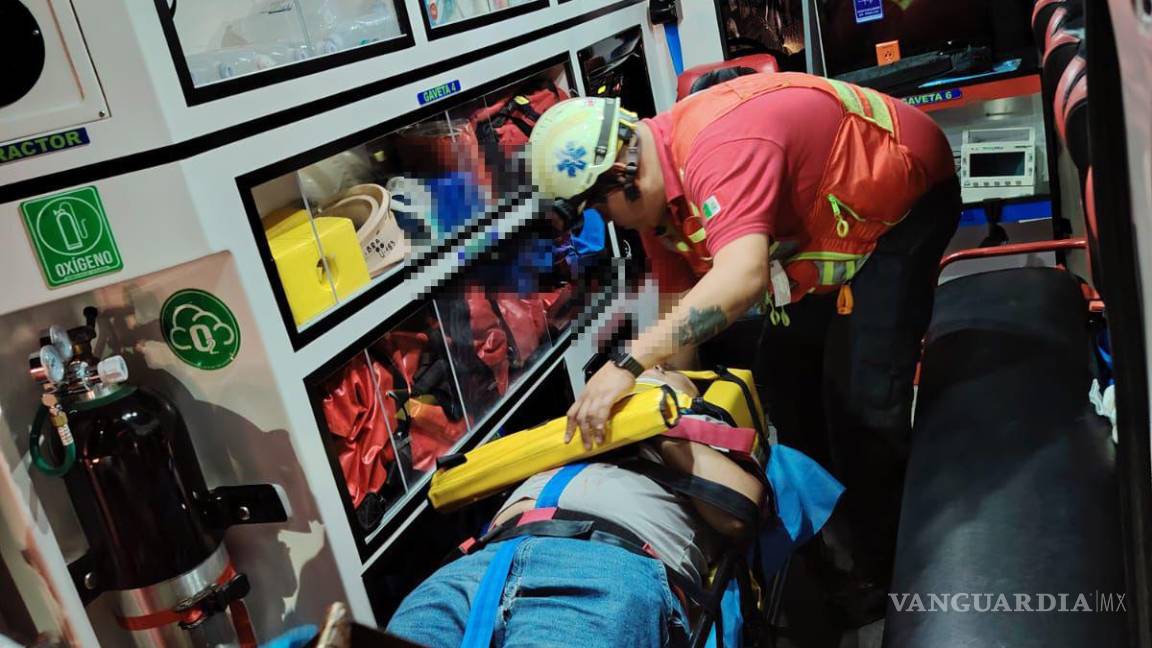 $!Paramédicos de Protección Civil y bomberos prestaron auxilio a los lesionados en el lugar del percance.