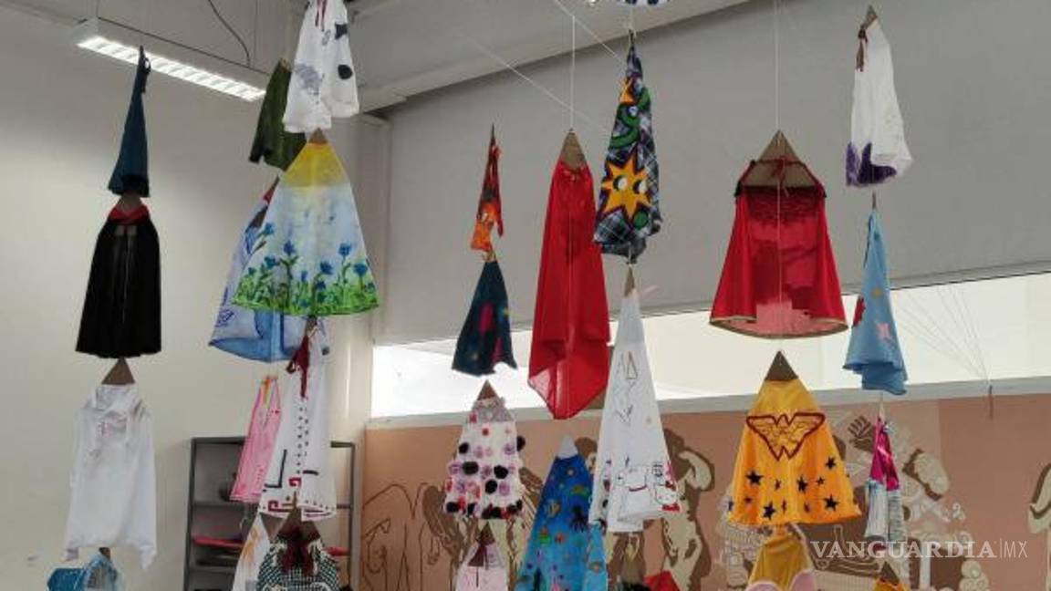 $!Cada capa fue diseñada, confeccionada y decorada de manera artesanal, integrando textiles, pintura y elementos visuales vinculados a la infancia