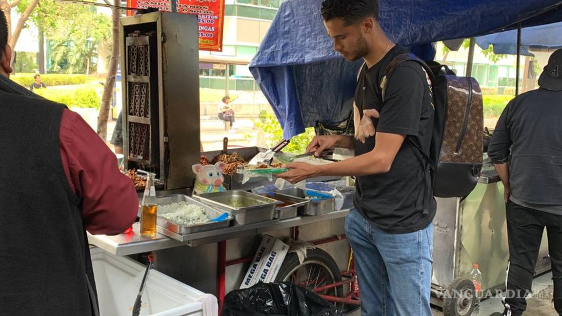 $!Diego Reyes le demuestra su amor a México comiéndose unos tacos callejeros
