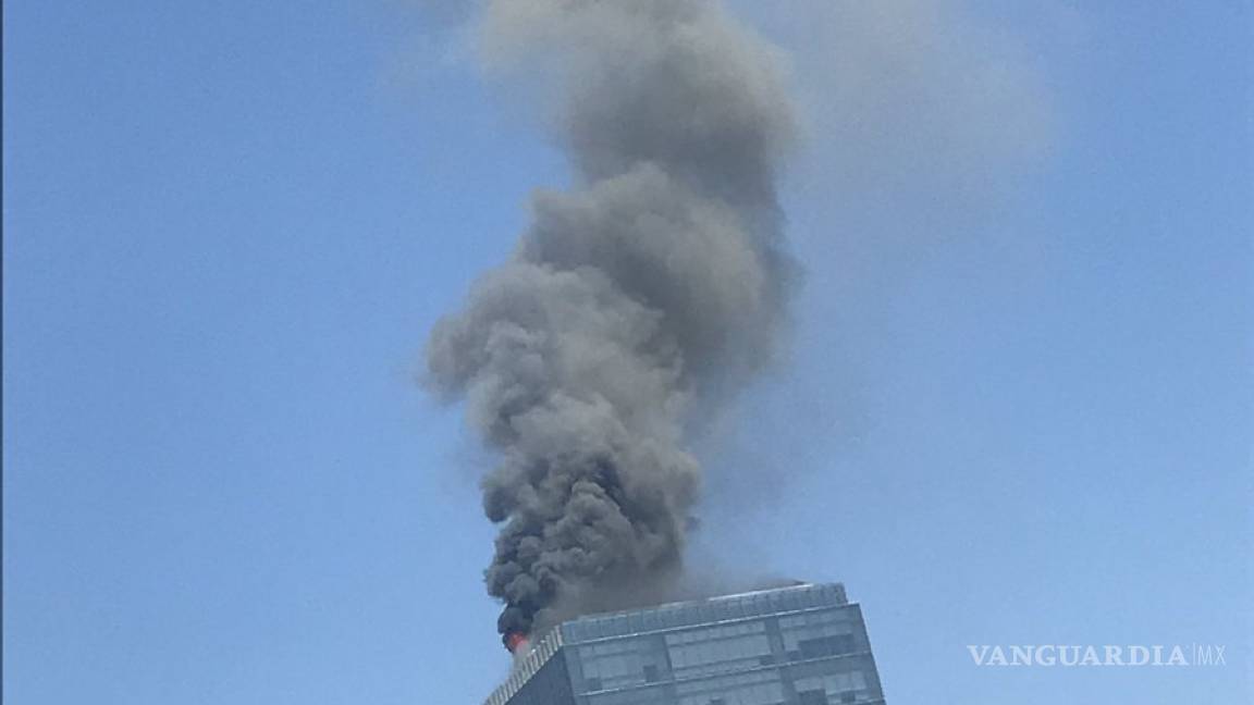 Se incendia Torre Titanium en Puebla; usuarios de redes reportan y edificio es desalojado