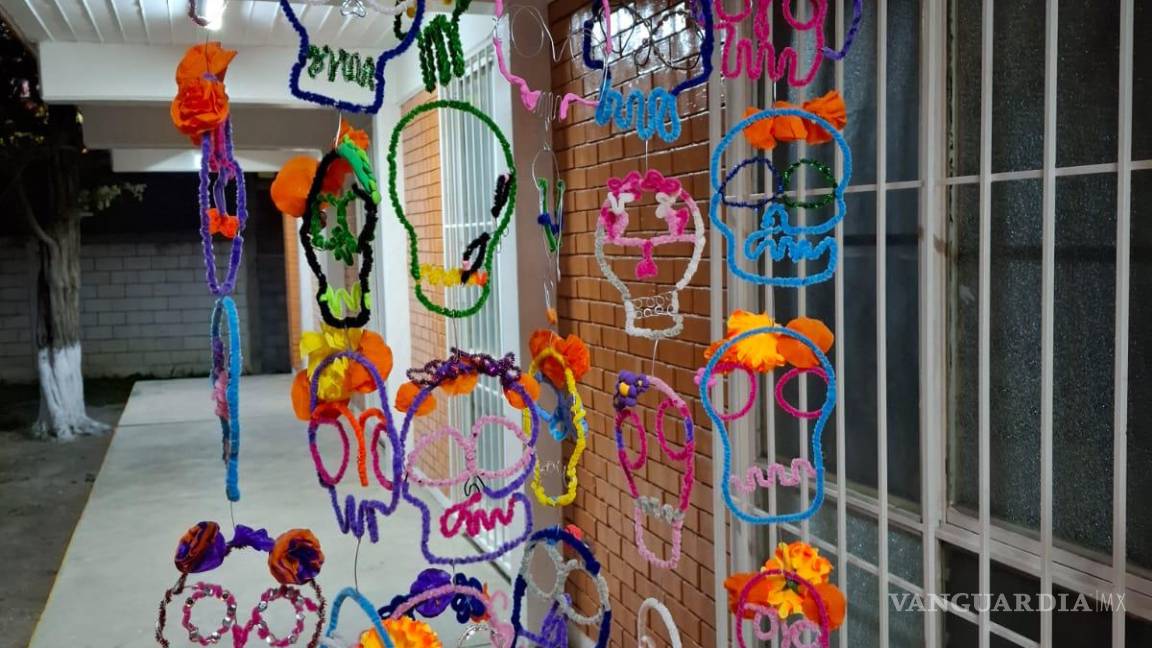 $!El altar, adornado con materiales reciclados de eventos anteriores, busca rendir homenaje a todos los difuntos de la comunidad educativa, brindando un espacio de recuerdo.