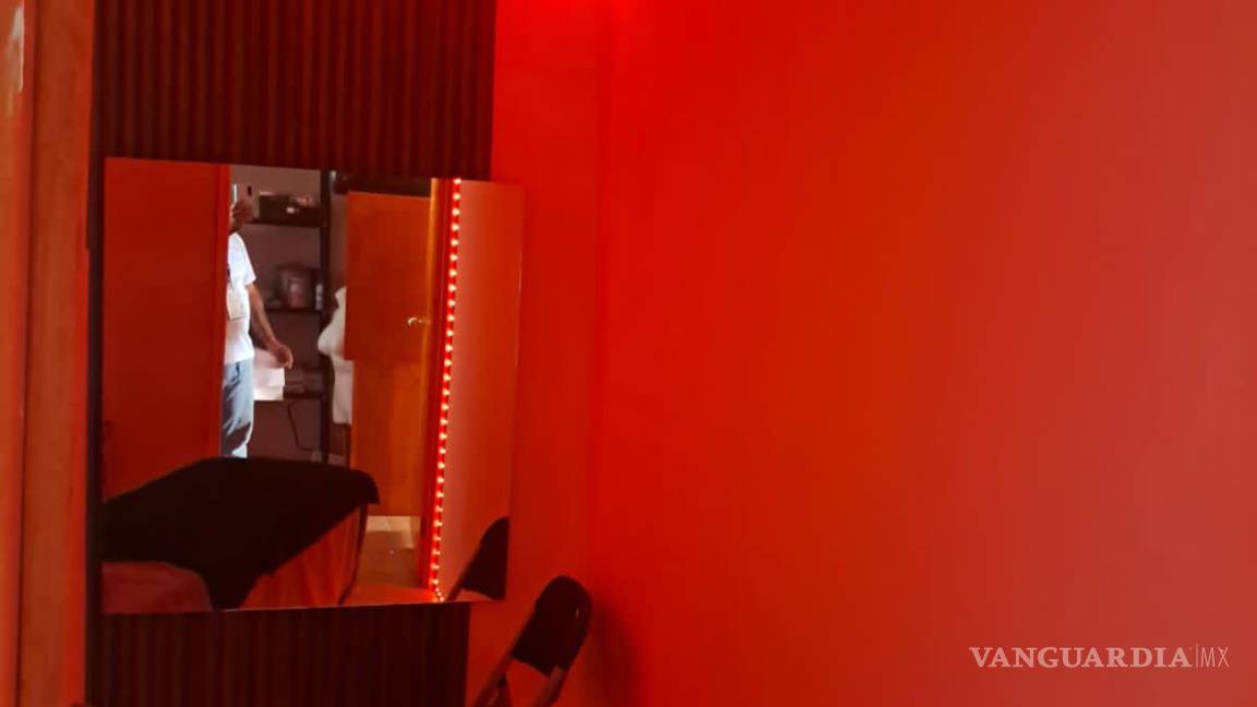 $!Autoridades levantan el acta de clausura mientras vecinos observan el procedimiento.