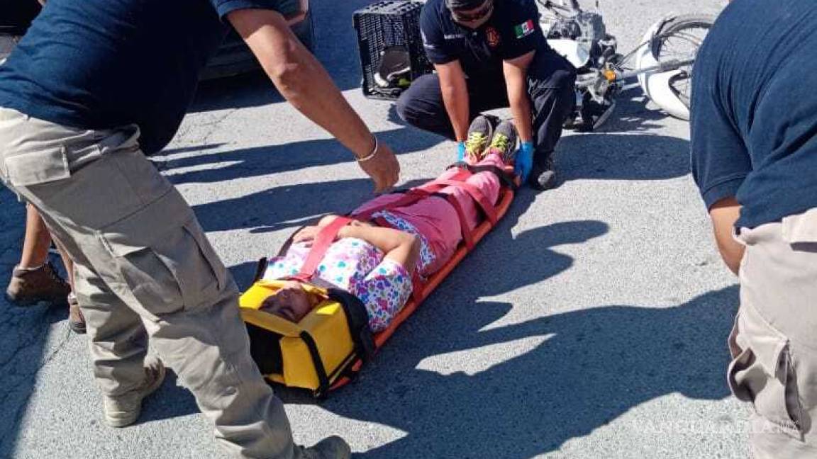 En Parras, mujer sufre accidente de moto; conductor de la tercera edad la impactó
