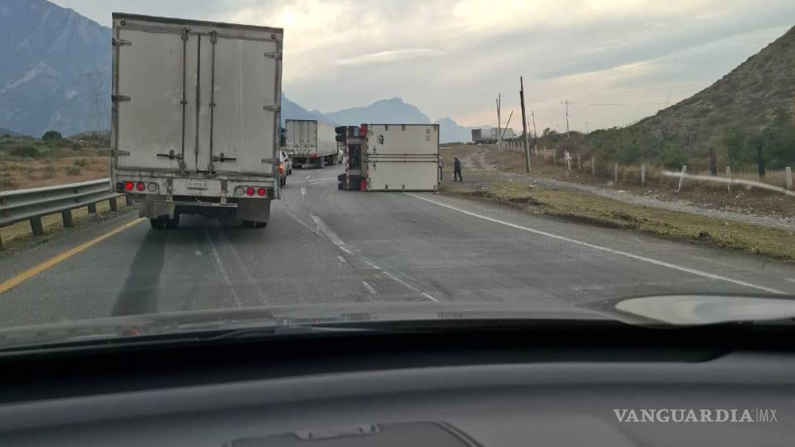 Volcadura afecta tráfico de la carretera Monterrey-Saltillo