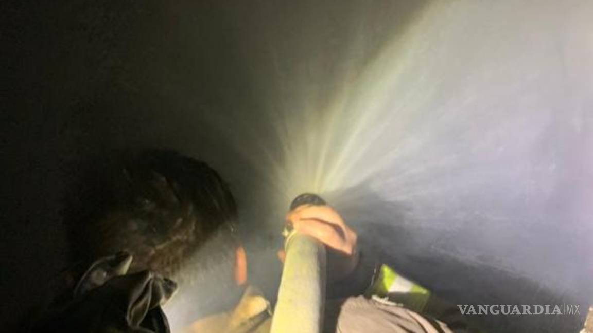 $!Personal de Bomberos y Protección Civil de la ciudad, que se encontraba cerca del lugar, fue alertado sobre la intensa columna de humo que salía de la propiedad.