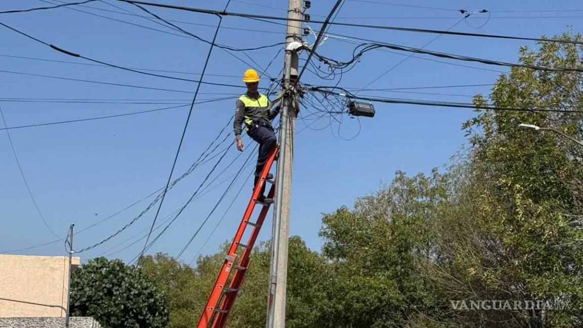 Responden a colonos e inician retiro de cableado inservible en la Torreón Jardín