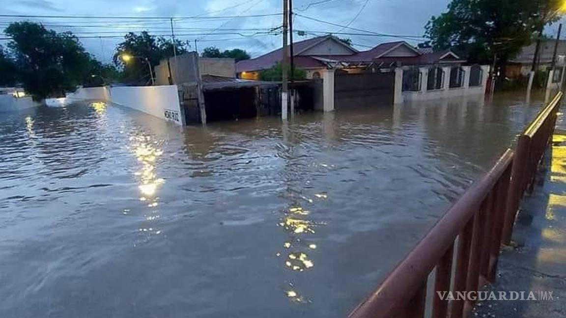 $!La lluvia, el granizo y los fuertes vientos interrumpieron el descanso de los habitantes a las 5:00 horas.