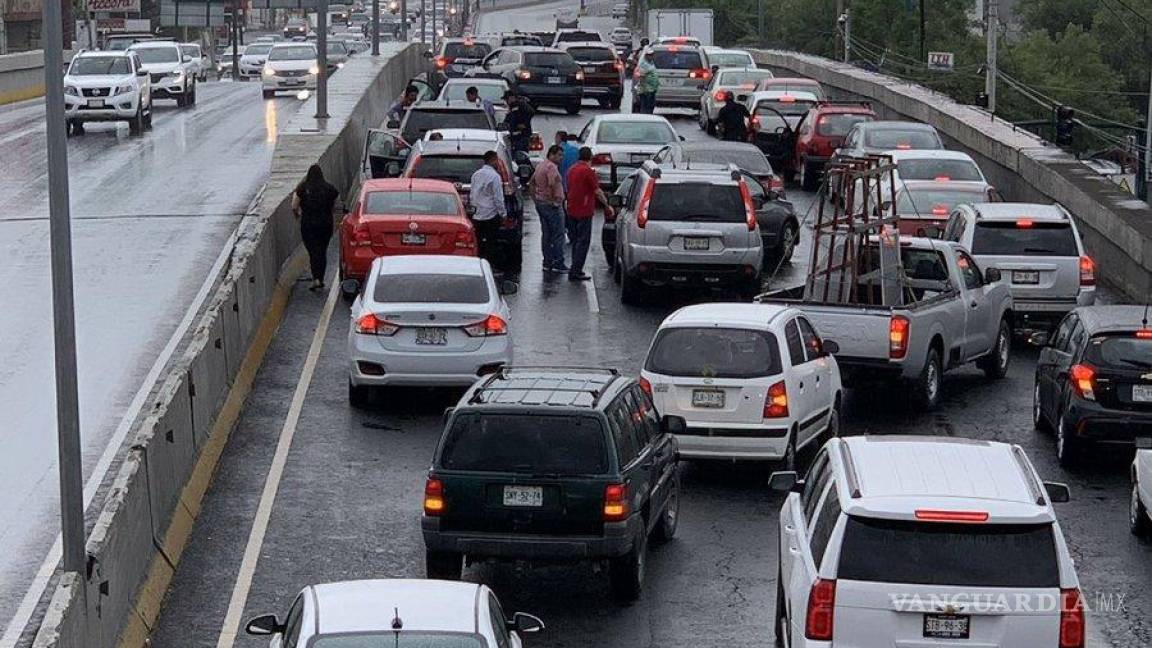 Más de 20 vehículos participan en carambola en Monterrey, Nuevo León