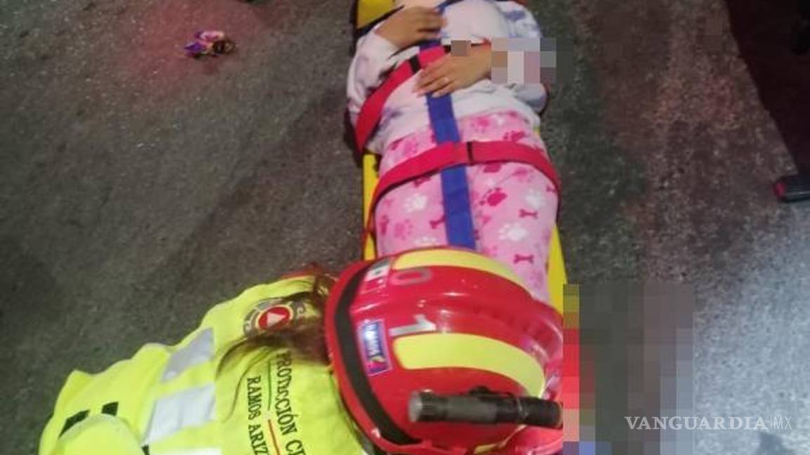 $!Socorristas trasladan a la mujer de 20 años al Hospital General en código amarillo.