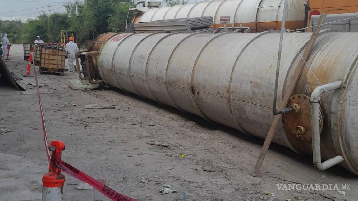 Vuelca en Nuevo León pipa cargada con 25 mil litros de ácido clorhídrico
