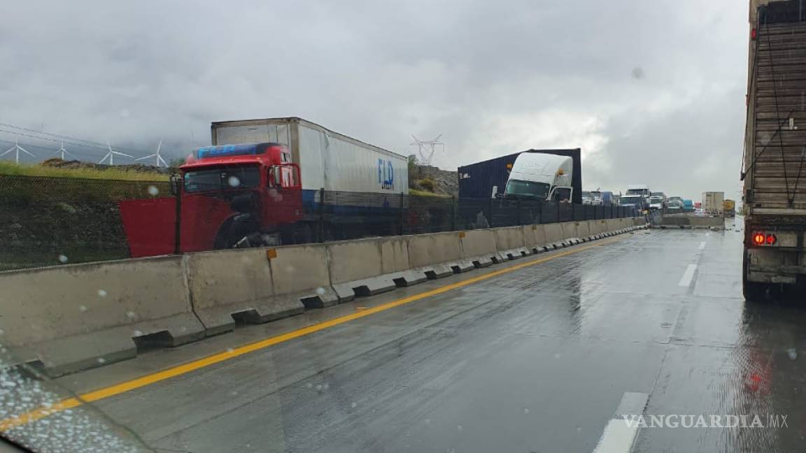 Tráfico completamente detenido en autopista Saltillo - Monterrey por accidente; se reporta caída de lluvia