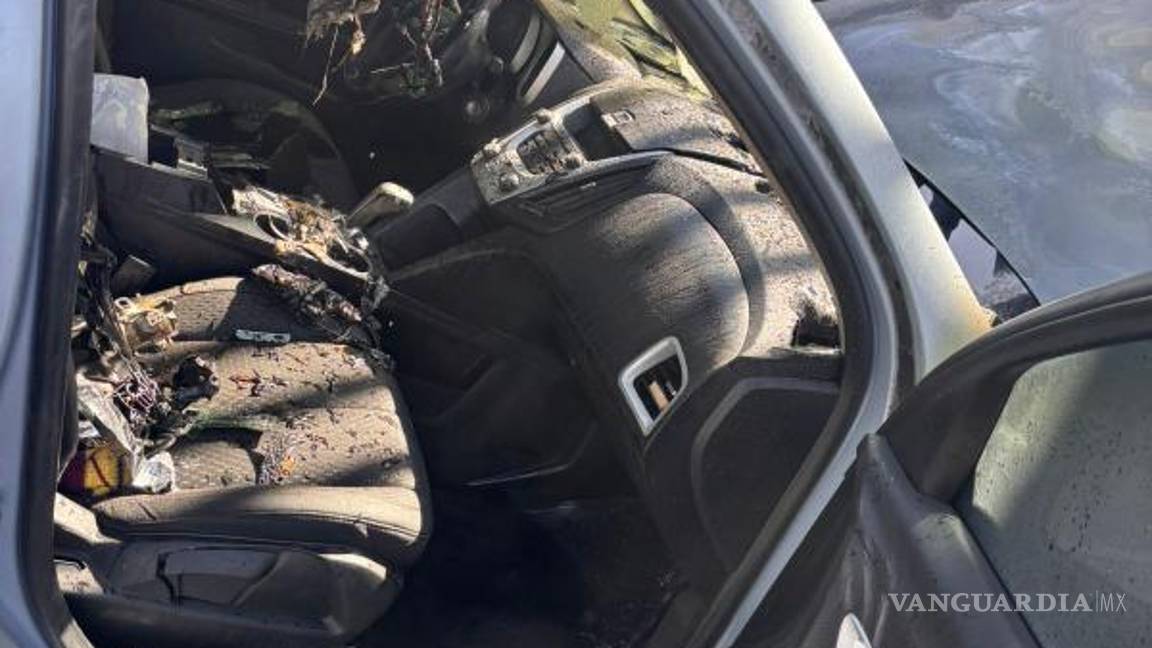 $!El incendio consumió rápidamente el interior de la camioneta Chevrolet Equinox 2015 frente a la empresa Weidmann.