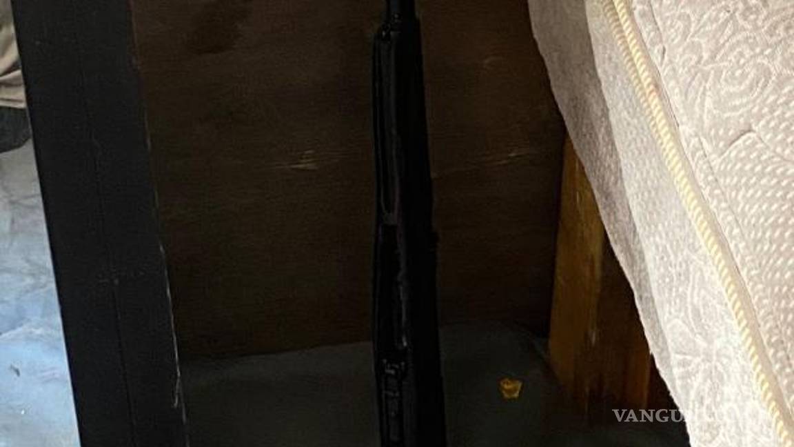 $!En el lugar se aseguró un arma larga negra sin su cargador, de acuerdo con lo que informaron las autoridades de Nuevo León.