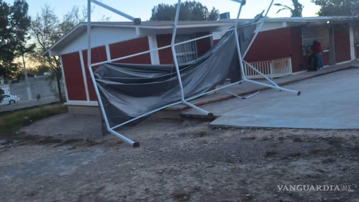 Pese a vientos fuertes, no hubo ausentismo en escuelas de Saltillo... ¡pero en algunas escuelas se cayó hasta el techo!
