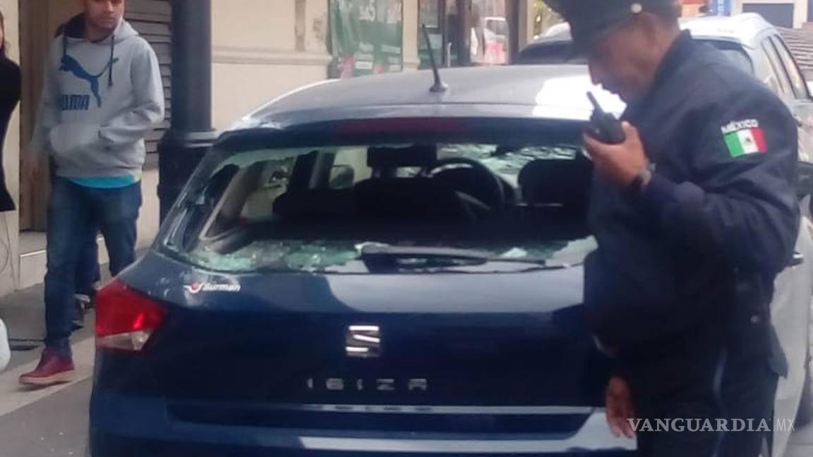 $!Fuertes vientos tumban parte de la fachada de un edificio en la zona Centro de Saltillo