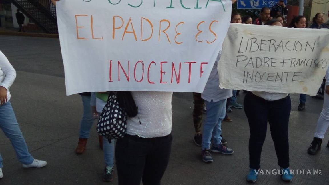 Feligreses bloquean calle en Tlalpan y exigen liberar a sacerdote acusado del homicidio de Leonardo Avendaño
