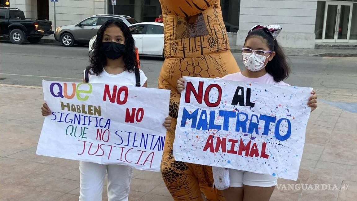 ‘Bomberos asesinos’; ciudadanos exigen justicia por muerte de perritos en Monclova