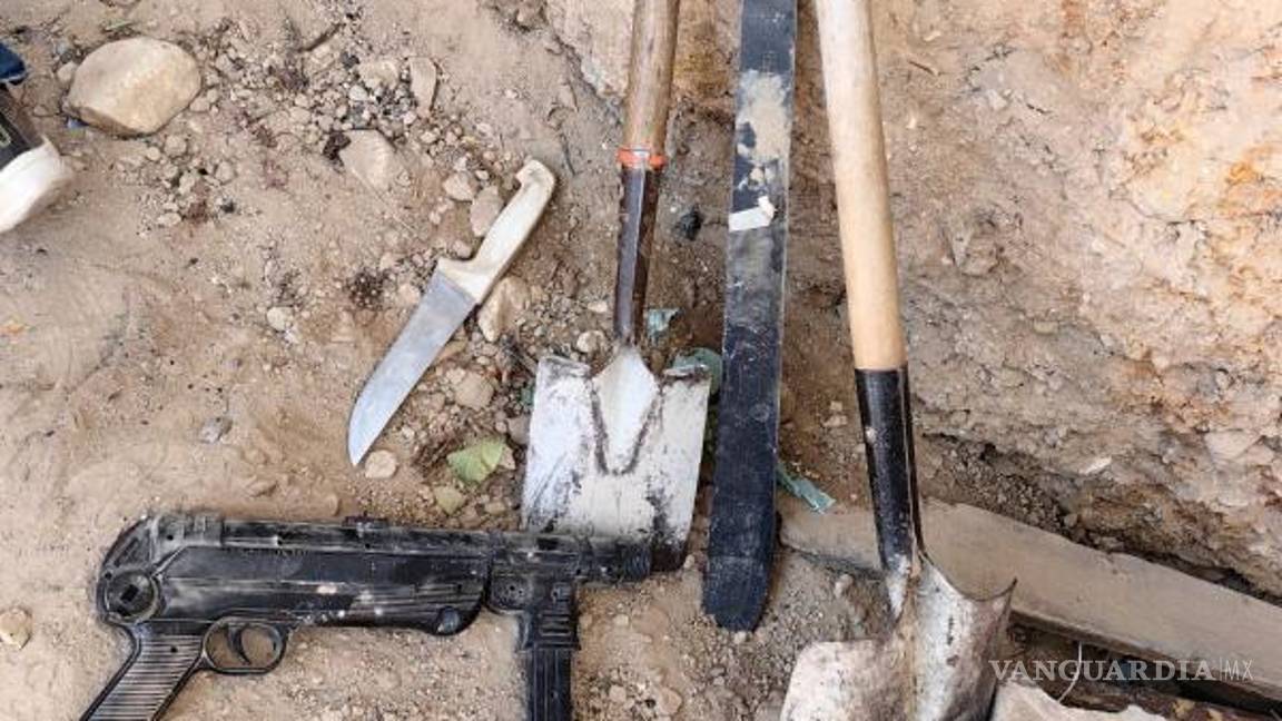 $!n el interior de una de las cavidades fueron hallados varios objetos, incluyendo armas de juguete y hasta un gallo de pelea.